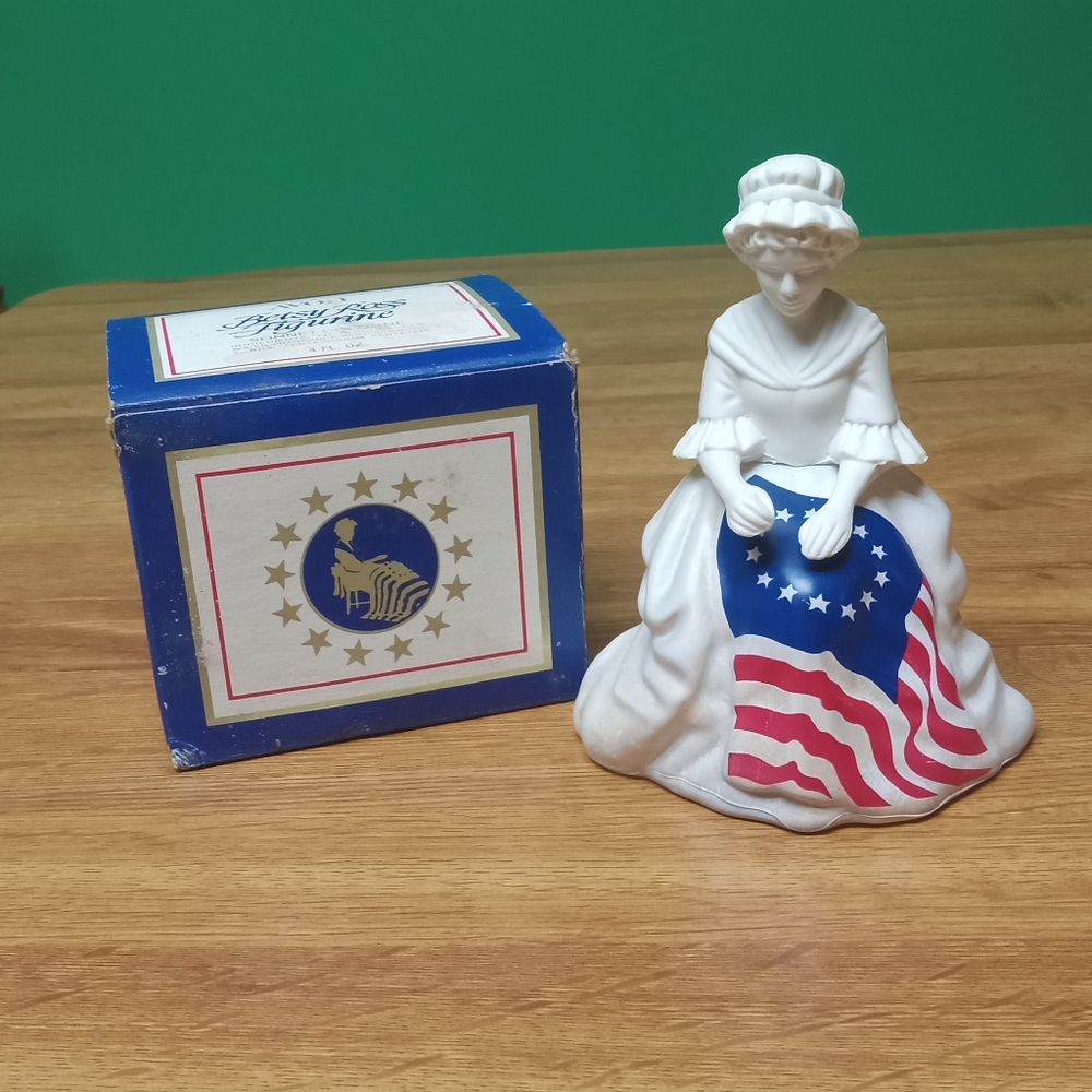 Avon 1976 Betsy Ross Figurine Sonnet Cologne 4oz FULL VINTAGE COMES WITH BOX